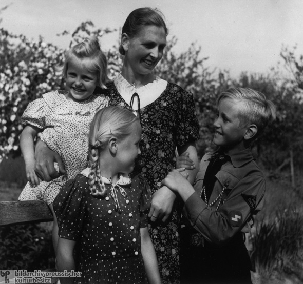 Mutter mit drei Kindern (1939)